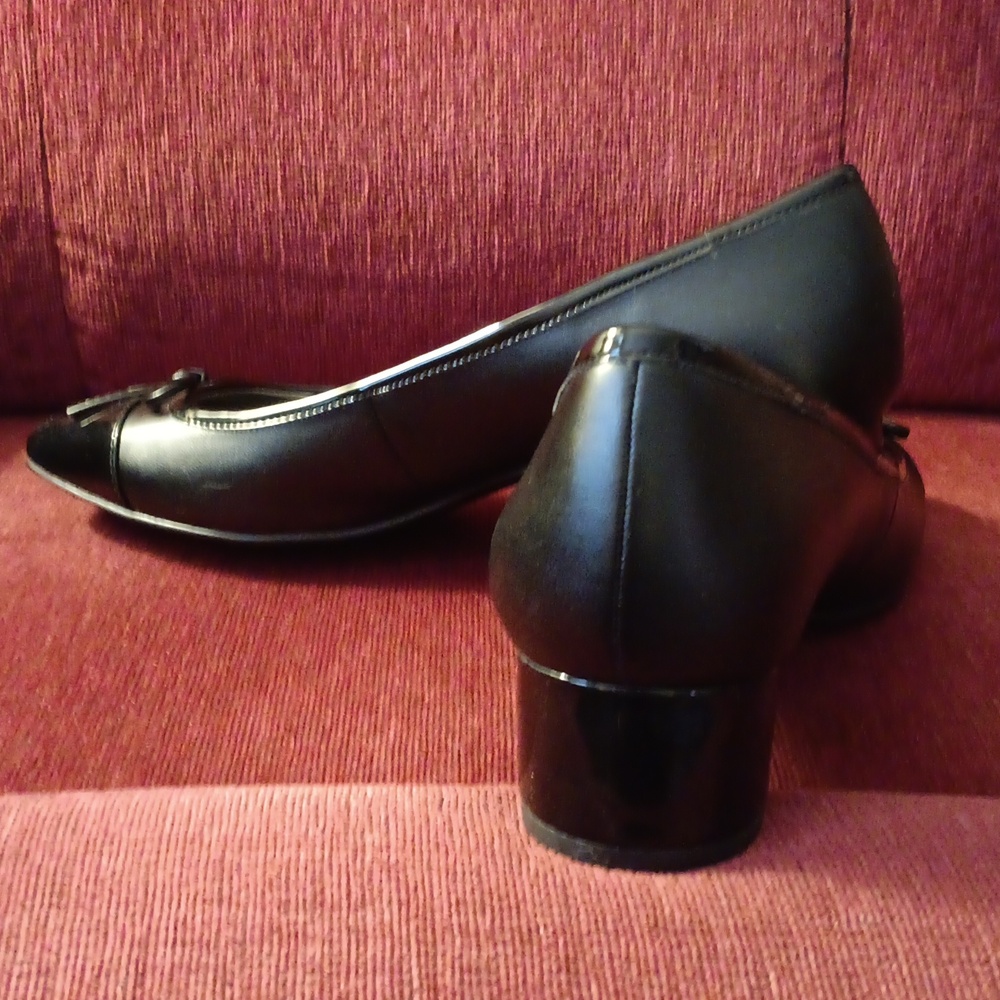 Bandolino Black Pumps with Bow Accent - Picture 2 of 12